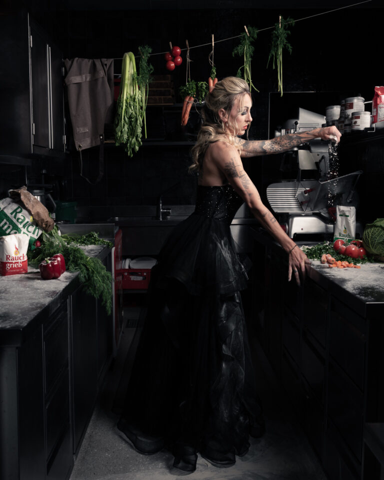 Read more about the article Geschützt: Zwischen Feuer, Eleganz und Handwerk | Creative Direction